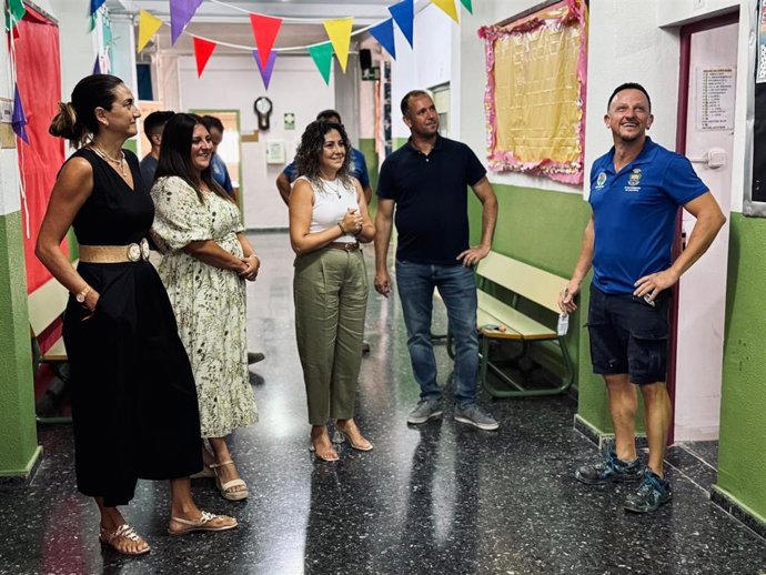 La alcaldesa de Archena, Patricia Fernández, junto a la concejala de Educación, Isabel María Martínez, ha visitado las obras del CEIP Nuestra Señora de la Fuensanta