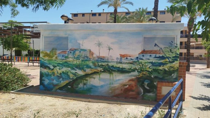 Un nuevo mural inspirado en 'Amor por la tierra' en El Esparragal rinde homenaje al artista Saura Mira