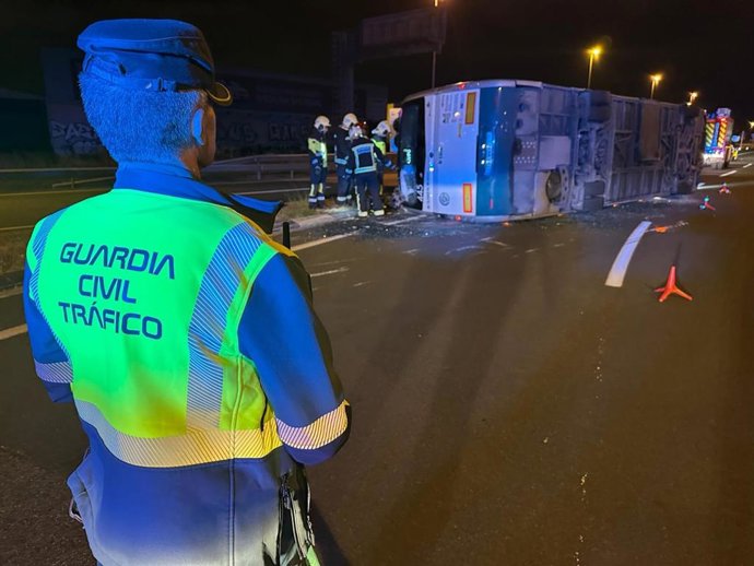 Vuelca una villavesa que circulaba sin pasajeros en Arazuri.