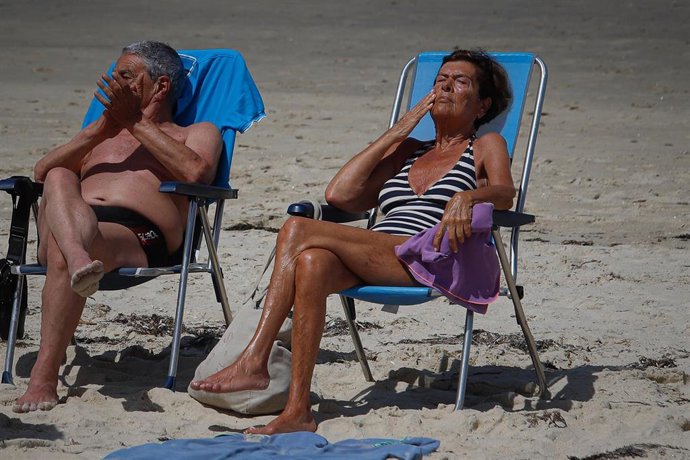 Archivo - Dos personas en la playa de Samil, a 31 de mayo de 2025, en Vigo, Pontevedra, Galicia (España).