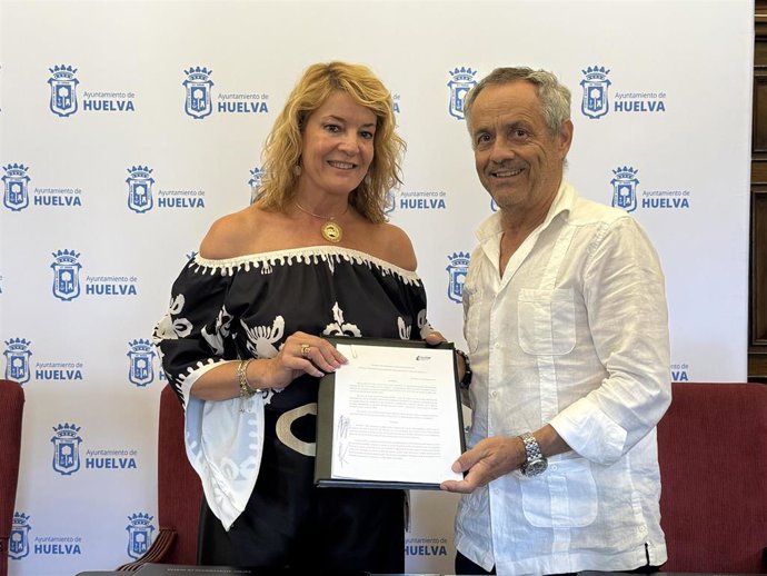La alcaldesa de Huelva, Pilar Miranda, y el presidente del CDB Enrique Benítez Huelva Comercio, Juan Carlos Vizcaíno