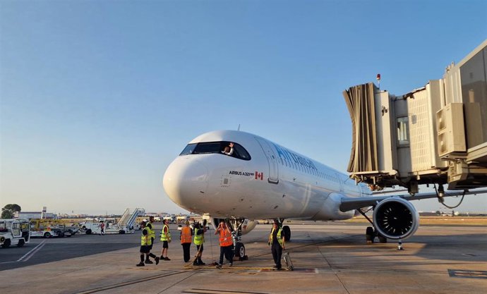 Archivo - Primer avión en el Aeropuerto de València de la ruta directa con Montreal (Canadá).