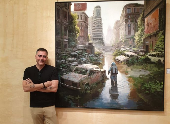 El pintor cordobés Manuel Castillero con una de sus obras.