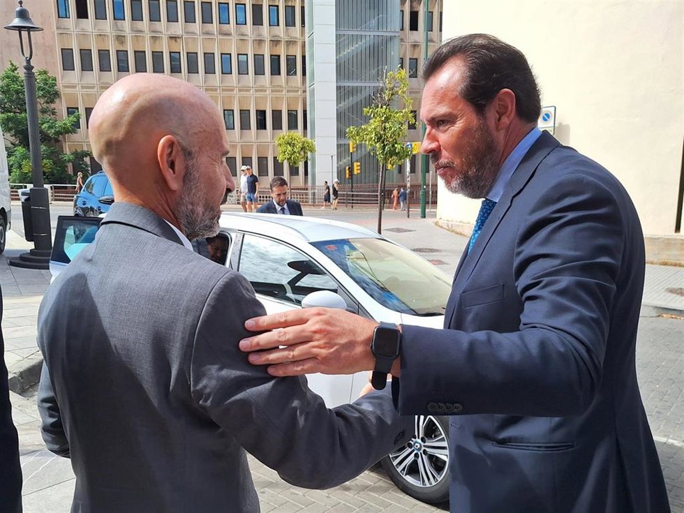 El subdelegado del Gobierno en Málaga, Javier Salas,  y el ministro de Transportes y Movilidad Sostenible, Óscar Puente.