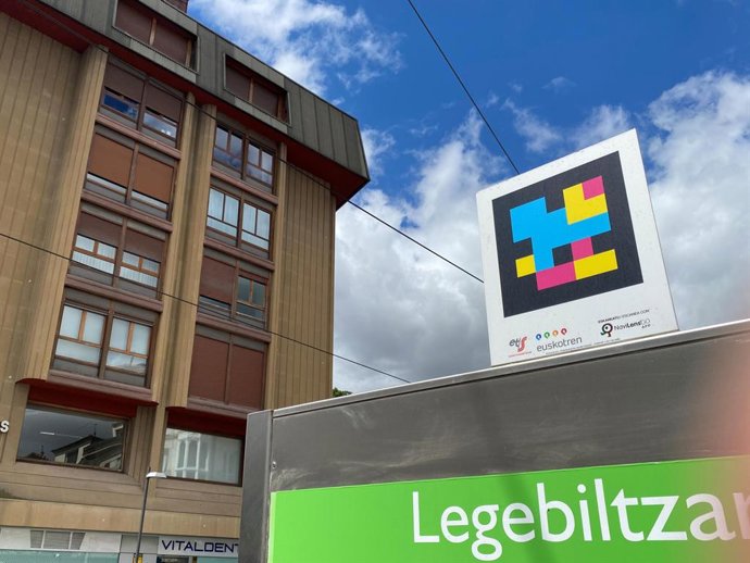 Tranbiaren geltokietan instalatutako NaviLens kodea