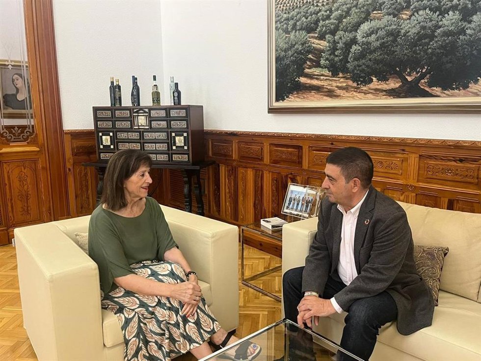 El presidente de la Diputación de Jaén, Paco Reyes, se reúne con la presidenta de la Casa de Andalucía en Barcelona, Paquita Marín.