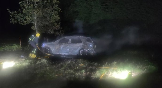 Incendio de un coche en la parroquia de Sande, en A Capela (A Coruña), a 26 de julio de 2025.