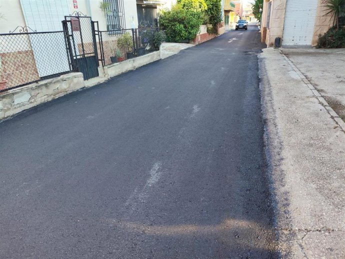 El Ayuntamiento  de Murcia renueva el asfalto en el carril de la Civila de Rincón de Seca