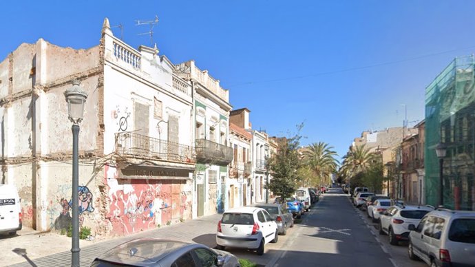 Edificio que se rehabilitará en la calle de la Barraca, 157, de El Cabanyal, València.
