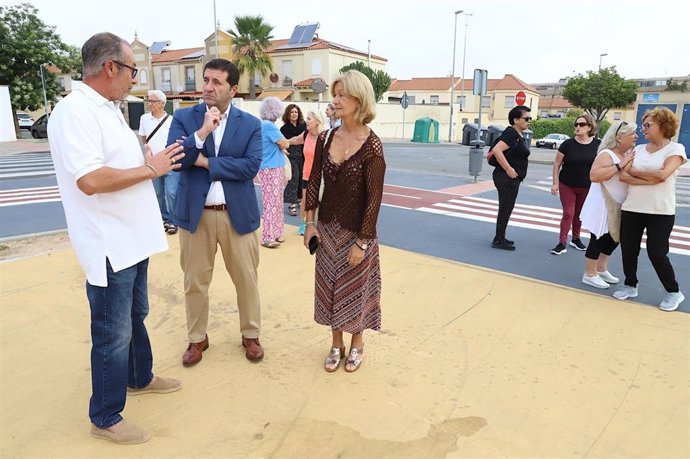 Los concejales José Ignacio Martínez y Carmen Pina en el Parque Villas del Este en Jerez.