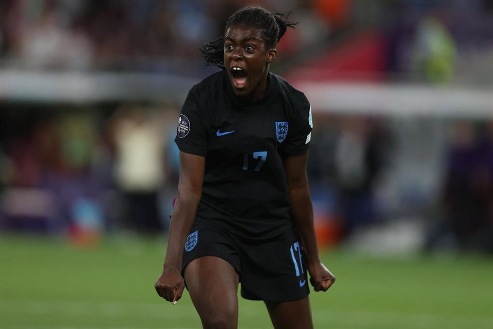 La delantera inglesa Michelle Agyemang celebra el 1-1 en el Inglaterra-Italia de las semifinales de la Eurocopa de Suiza de 2025