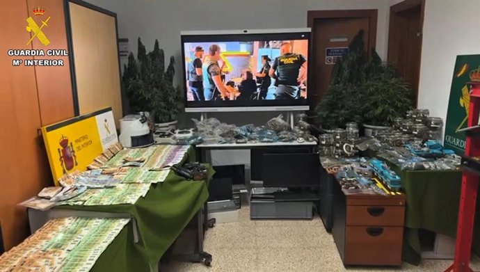 Dinheiro, drogas e objetos apreendidos de pessoas presas por vender drogas a turistas em associações de cannabis.