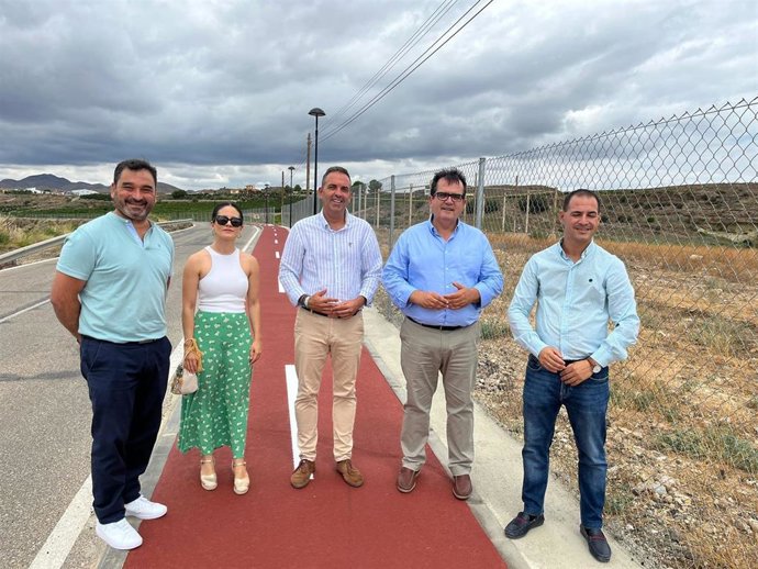 El diputado de Fomento en Almería, Antonio Jesús Rodríguez, junto al alcalde de Antas, Pedro Ridao, y otros representantes municipales durante la visita al nuevo carril bici y peatonal del municipio.