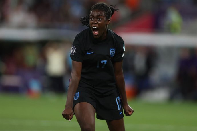22 de julho de 2025, Suíça, Lancy: Michelle Agyemang, da Inglaterra, comemora o primeiro gol de sua equipe durante a partida de futebol da semifinal da UEFA Women's Euro 2025 entre Inglaterra e Itália no Stade de Geneve. Foto: Marco Iacobucci/LiveMedia-IP