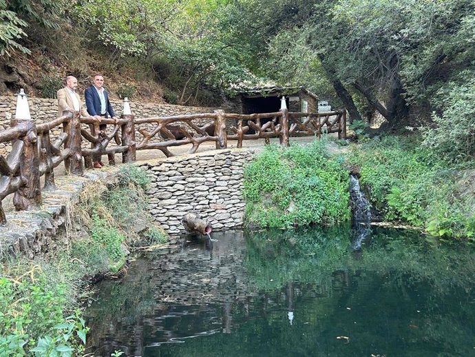 El presidente de la Diputación de Granada, Francis Rodríguez, inaugura las obras realizadas en la Fuente Escarda de La Taha-Pitres, junto al alcalde del municipio, José Antonio García.