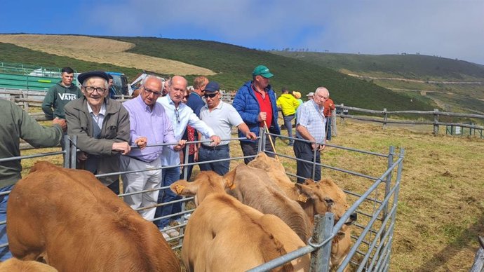Los diputados regionales del PP de Asturias, Luis Venta y Salvador Méndez, en la Feria de Santa Ana de Villanueva De Oscos.