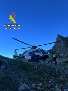Uma alpinista é resgatada de helicóptero em uma altitude de mais de 2.000 metros no refúgio Collado Jermoso (León).