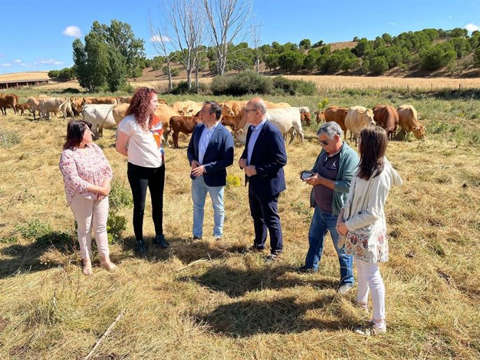 El director general de Desarrollo Rural de la Consejería, Jorge Izquierdo, durant su visita al municipio de Moreruela de los Inanzones, Zamora