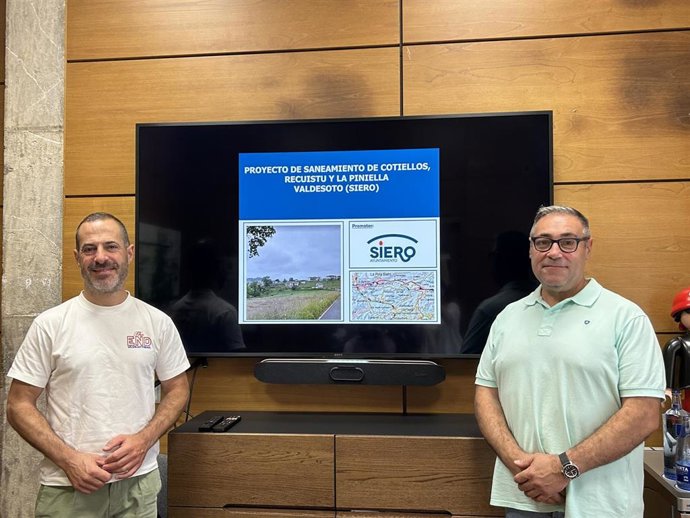 El alcalde de Siero, Ángel García, y el edil Manuel Pergentino Martínez durante la rueda de prensa de este sábado.