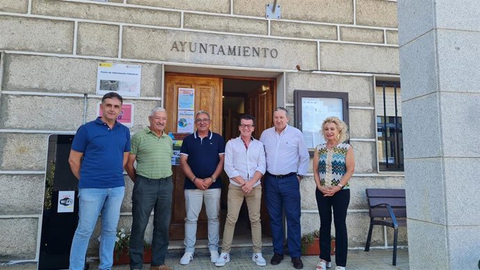 El presidente de la Diputación de Zamora, Javier Faúndez , junto con el vicepresidente segundo y diputado por la comarca de Sanabria‑La Carballeda, Ramiro Silva, técnicos del Área de Obras de la Institución Provincial y el alcalde de Hermisende