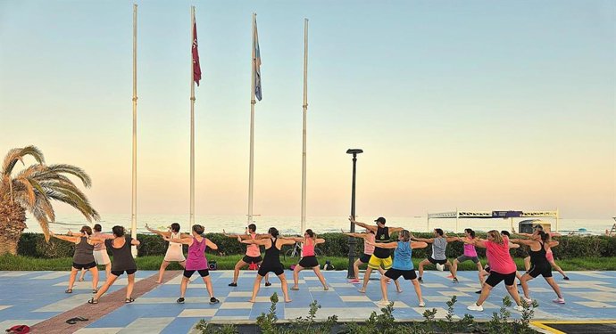 El Patronato de Turismo de Castelló transforma la playa del Serradal en una PlayaSlow durante los meses de verano con sesiones gratuitas de ejercicio al aire libre