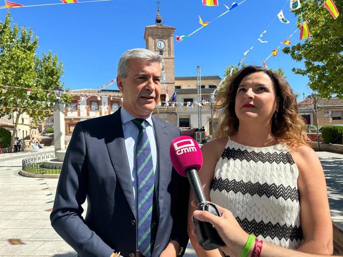 El secretario general del PSOE en la provincia de Toledo, Álvaro Gutiérrez, a la izquierda