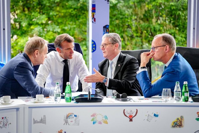 Archivo - 16 de maio de 2025, Albânia, Tirana: (E-D) O primeiro-ministro da Polônia, Donald Tusk, o presidente da França, Emmanuel Macron, o primeiro-ministro do Reino Unido, Keir Starmer, e o chanceler da Alemanha, Friedrich Merz, conversam à margem da c