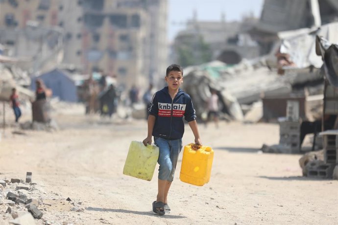 July 26, 2025, Gaza City, Gaza Strip, Palestinian Territory: Palestinians try to meet their daily water needs by filling jerry cans from water tankers brought into the area in Gaza city, on July 26, 2025. In the Gaza Strip, which remains under Israeli att