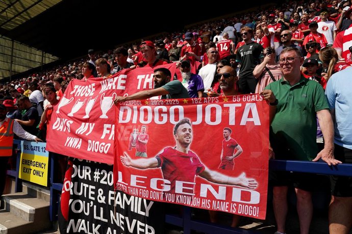 13 July 2025, United Kingdom, Preston: Liverpool fans pay tribute to Liverpool player Diogo Jota ahead of a pre-season friendly soccer match between Preston North End and Liverpool at Deepdale Stadium in Preston. Photo: Martin Rickett/PA Wire/dpa