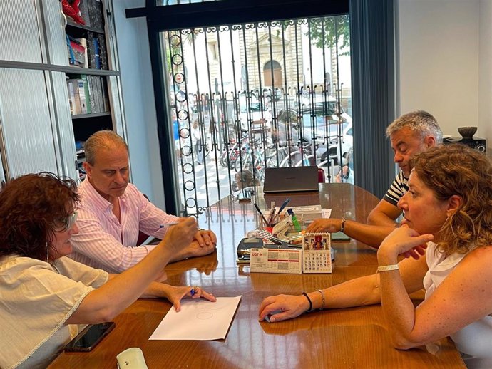 Reunión del Grupo Municipal Socialista y la presidenta de la asociación vecinal de Porceyo.