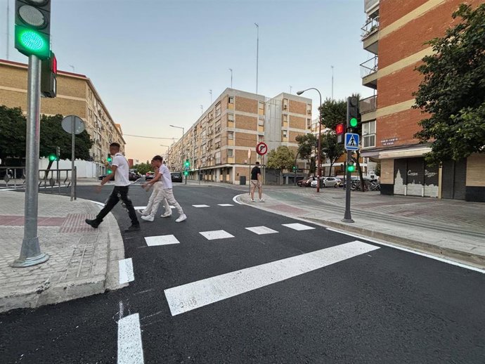 Repavimentación y reasfaltado de la calle San Vicente de Paúl, en el distrito Triana.