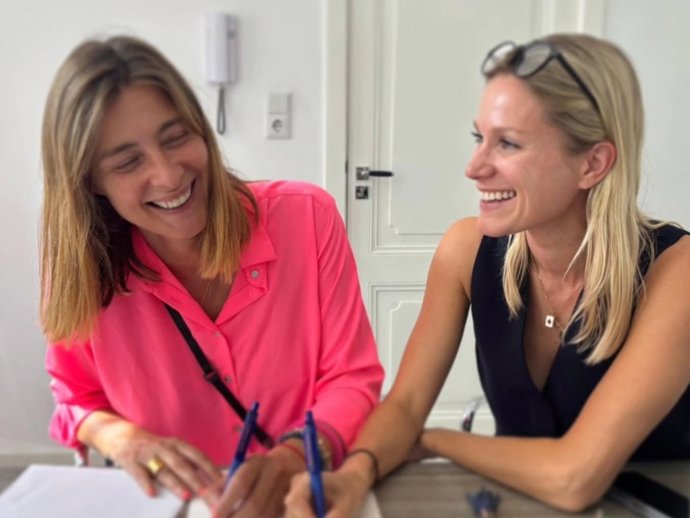 SANDRA BARNEDA Y SU PAREJA, PESCALLE PAEREL