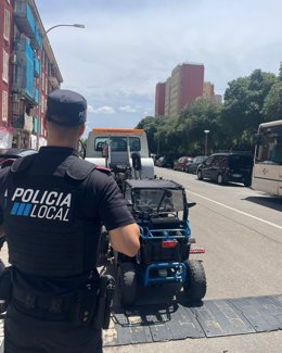 Agente de la Policía Local con el 'buggy' decomisado.
