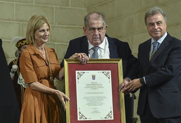 García-Pelayo entrega al periodista Jerónimo Roldán el título de Hijo Predilecto de Jerez.
