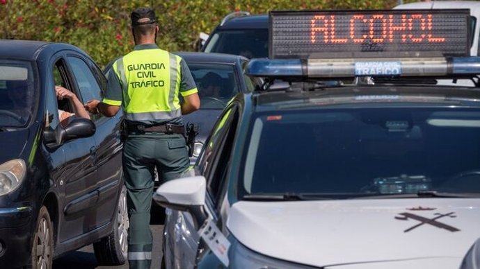 Archivo - Control de alcoholemia de la Guardia Civil