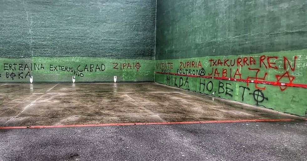 Pintadas contra la Ertzaintza y el consejero de Seguridad, Bingen Zupiria, en Hernani (Gipuzkoa)