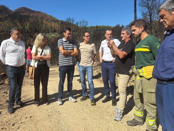 El conseller de Agricultura, Ganadería, Pesca y Alimentación, Òscar Ordeig, durante una visita a las actuaciones forestales de la zona afectada por el incendio del Baix Ebre