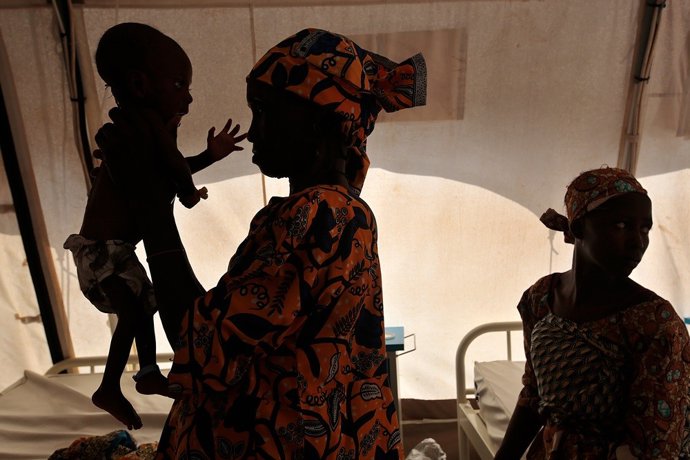 Archivo - Una mujer con su bebé mientras recibe tratamiento frente a la desnutrición en un centro apoyado por Médicos Sin Fronteras (MSF) en el estado de Katsina, en Nigeria (archivo)
