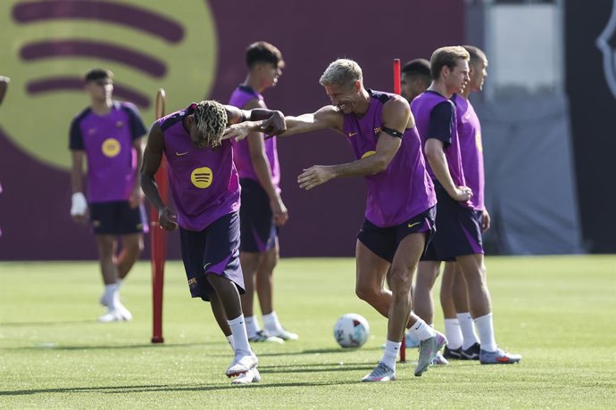 Robert Lewandowski e Lamine Yamal durante o dia de treinamento de pré-temporada do FC Barcelona na Ciudad Esportiva Joan Gamper em 17 de julho de 2025 em Sant Joan Despi, Barcelona, Espanha.