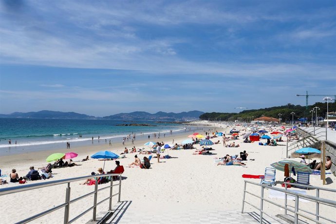 Archivo - Varias personas se bañan y toman el sol en la playa de Samil, en Vigo, Pontevedra, Galicia (España).