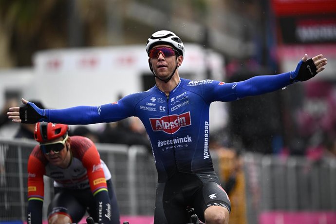 Archivo - Arquivo - 10 de maio de 2023, Itália, Salerno: O ciclista australiano Kaden Groves, da equipe Alpecin-Deceuninck, comemora ao cruzar a linha de chegada para vencer a quinta etapa da corrida de ciclismo Giro D'Italia 2023, 171 km de Atripalda a S