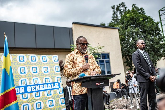 Archivo - GOMA, April 8, 2025  -- Corneille Nangaa (L), political leader of the Congo River Alliance, a politico-military coalition aligned with the March 23 Movement (M23), speaks at the reopening ceremony of the Congo Savings Bank (CADECO) branch in Gom