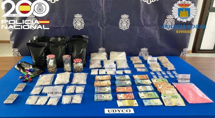 Drogas y dinero en efectivo incautado a una pareja en su domicilio de Ibiza.