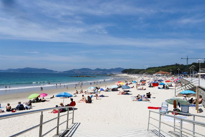 Archivo - Varias personas se bañan y toman el sol en la playa de Samil, en Vigo, Pontevedra, Galicia (España). Galicia vive un fin de semana con temperaturas de verano y las máximas superarán este domingo los 25 grados en gran parte de la Comunidad. Así l