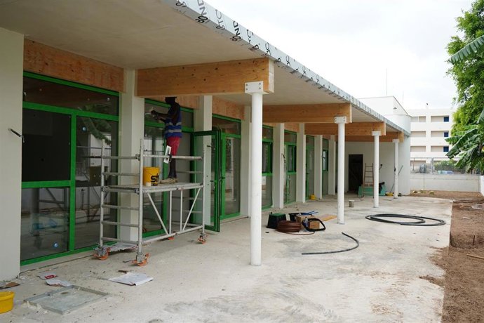 Un obrero trabaja en la construcción de una de las 'escoletes' de Santa Eulària.