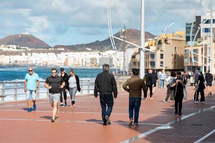 Archivo - Un grupo de personas pasea por el puerto el día más frío del año en la playa de las Canteras, a 21 de enero de 2023, en Las Palmas de Gran Canaria, Las Palmas, Canarias (España).