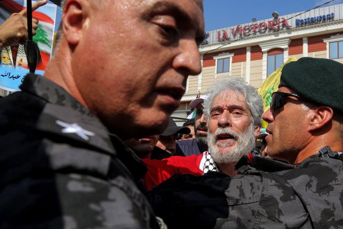 25 de julho de 2025, Líbano, Beirute: O militante comunista libanês pró-palestino Georges Ibrahim Abdallah é escoltado pela segurança libanesa enquanto discursa para apoiadores em sua chegada a Beirute, após sua libertação após mais de 40 anos de detenção