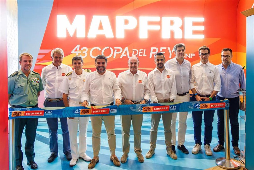 De izquierda a derecha: Alejandro Hernandez, Jorge Forteza, Javier Núñez de Prado, Javier Bonet, Rafael Gil, Miguel Angel Mestre, Jaume Bauz y Alberto Pizzoti, en la inauguración de la Copa del Rey MAPFRE