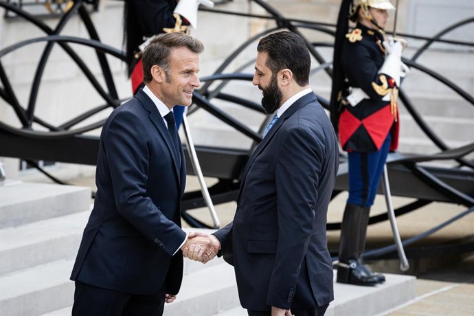 Archivo - May 7, 2025, Paris, France: French President Emmanuel Macron (L) welcomes Ahmed al-Sharaa (R), Syria's Interim President, at the Elysee Presidential Palace prior to the meeting. The French President met with the Ahmed al-Sharaa, Syria's Interim 