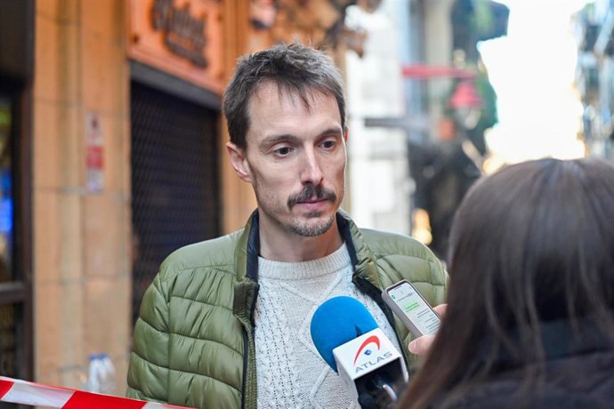 Archivo - El alcalde de Hernani, Xabier Lertxundi, atiende a los medios de comunicación 